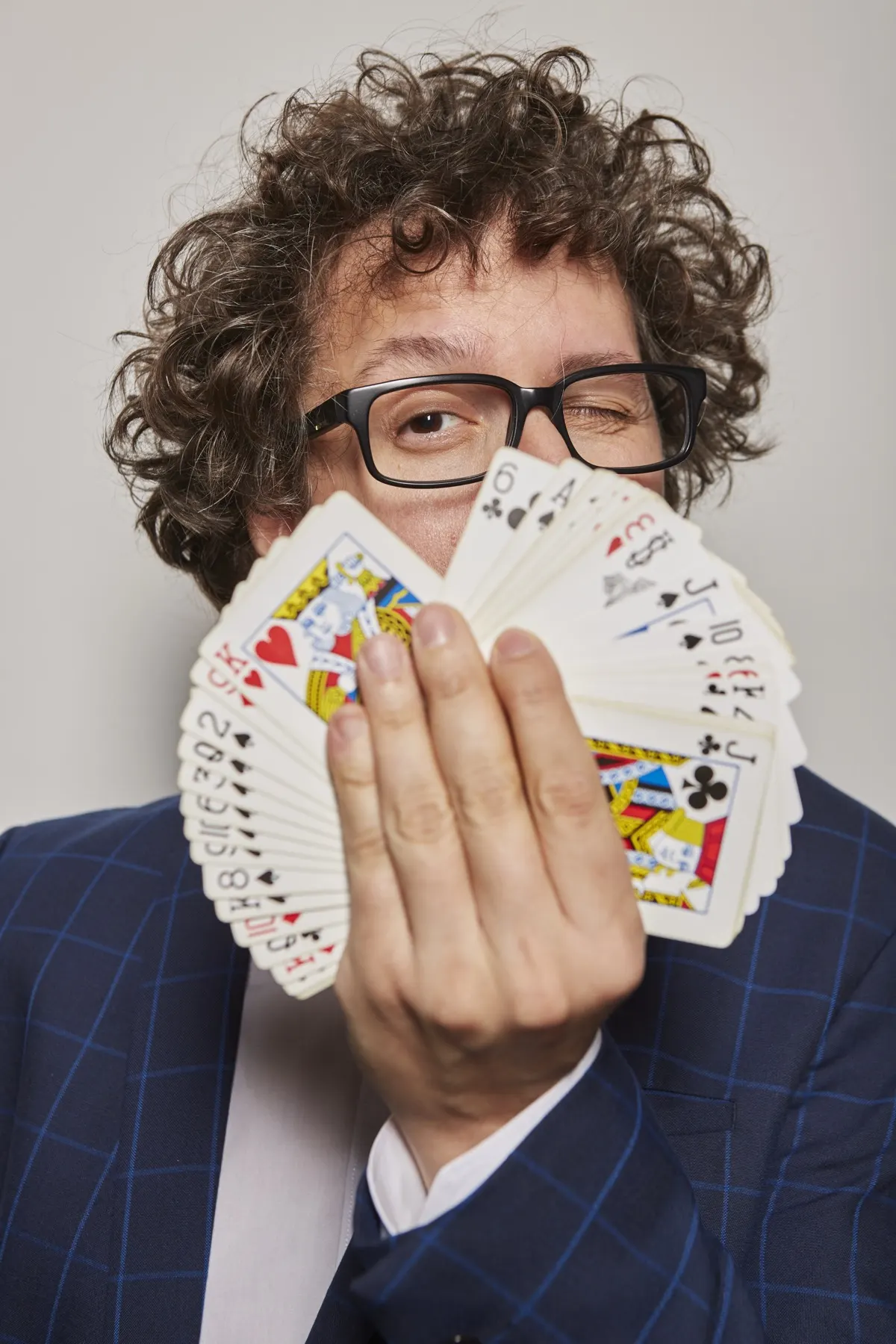 El Mag Isaac fa l'ullet darrere un ventall de cartes